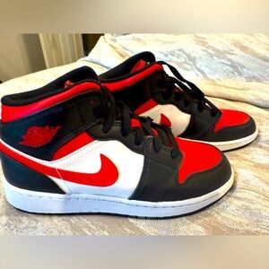 Air Jordan youth size 6- new like condition